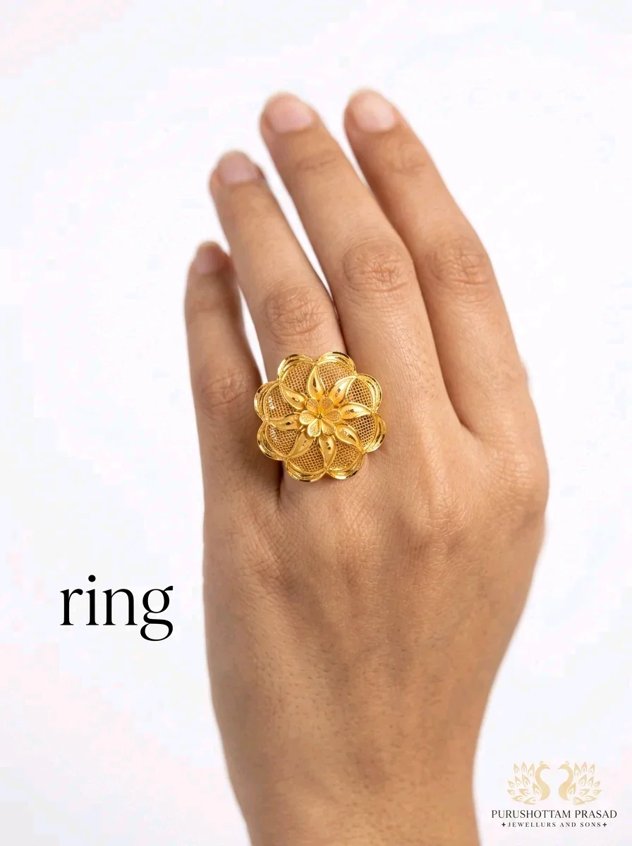 Ladies ring - alternate view